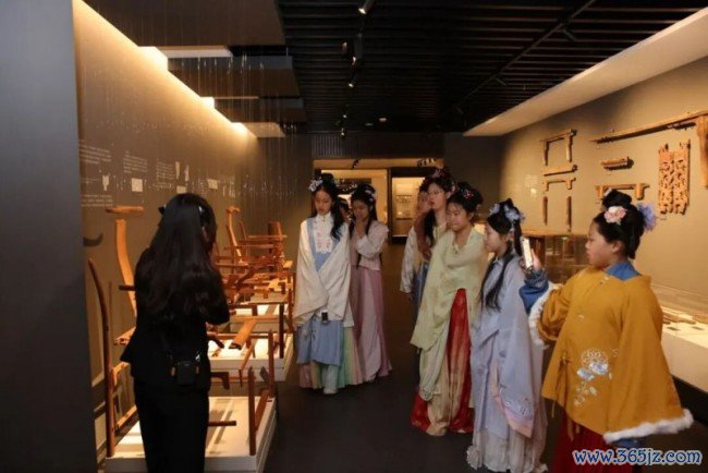 榫卯匠心,代代共守:区锦泽获评传统榫卯居品制作身手非遗代表性传承东说念主