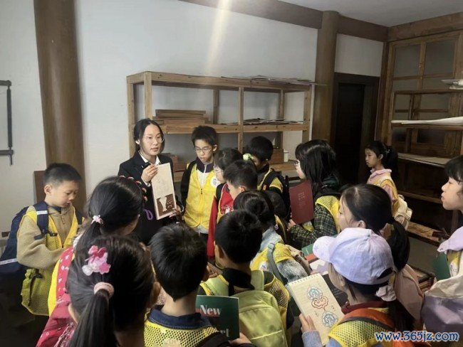 榫卯匠心,代代共守:区锦泽获评传统榫卯居品制作身手非遗代表性传承东说念主