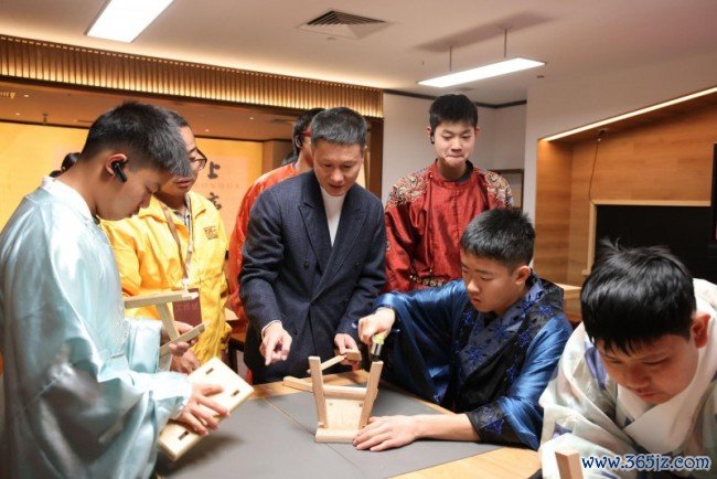 榫卯匠心,代代共守:区锦泽获评传统榫卯居品制作身手非遗代表性传承东说念主