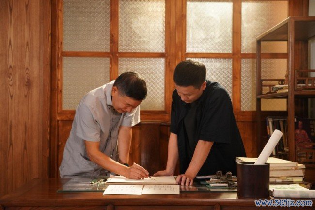 榫卯匠心,代代共守:区锦泽获评传统榫卯居品制作身手非遗代表性传承东说念主